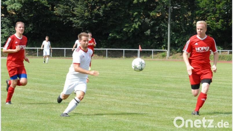 Die Sportfreunde Kondrau (rechts Christopher Ernstberger) legten in der Kreisliga Süd einen klassischen Fehlstart hin. Beim 4:1 bei der SpVgg Wiesau (Mitte Matthias Männl) gelang bislang der einzige Sieg in fünf Partien. Bild: gb