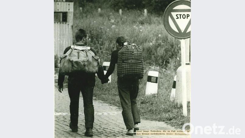22. August 1968: Zwei junge Tschechen, die zu Fuß weinend in ihre Heimat zurückkehren. Bild:  Bild: Hoffmannbeck, Album Welzel