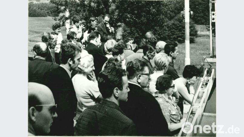 Grenzübergang Waidhaus: Gestern (27.8.68) mittag reisten fast 200 tschechische Urlauber, die in Dänemark und Schweden gewesen waren, in die CSSR zurück. Unsere Bilder zeigen den Leiter der Grenzpolizei in Waidhaus, Hans Welzel, im Gespräch mit Bengt Amann, dem Vize-Generalsekretär des Schwedischen Roten Kreuzes. Dann die wartenden Tschechen vor ihren Bussen. Außerdem ein Bild von den Tschechen am Schlagbaum. Bild: Bild: Hoffmannbeck/Album Welzel