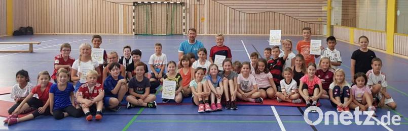 40 Kinder nahmen in der Turnhalle des Conrad-Sportvereins am Ferienprogramm teil. Vorsitzender Holger Bauroth (Mitte) und sein Helferteam hatten dort einen Parcours aufgebaut. Bild: u