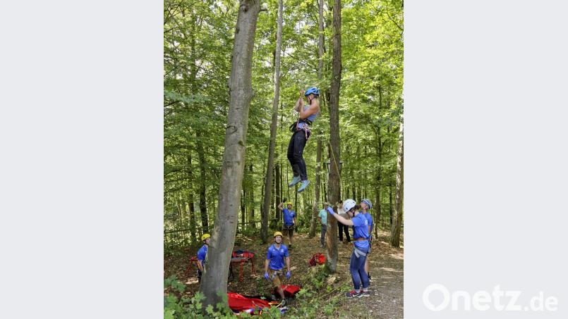 Bei ihrem Hüttenfest gab die Bergwacht auch einen Einblick in ihre Arbeit und zeigte die Rettung eines Fallschirmspringers aus einem Baum. Bild: ads