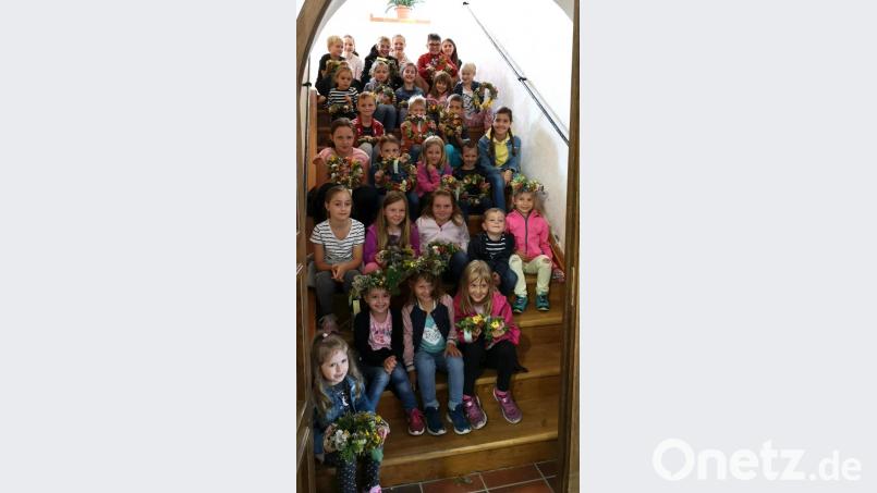 Kräuterkränzchen bastelten die Kinder beim Ferienprogramm der Bücherei - anschließend gab es leckeres, selbst gemachtes Eis. Bild: fvo