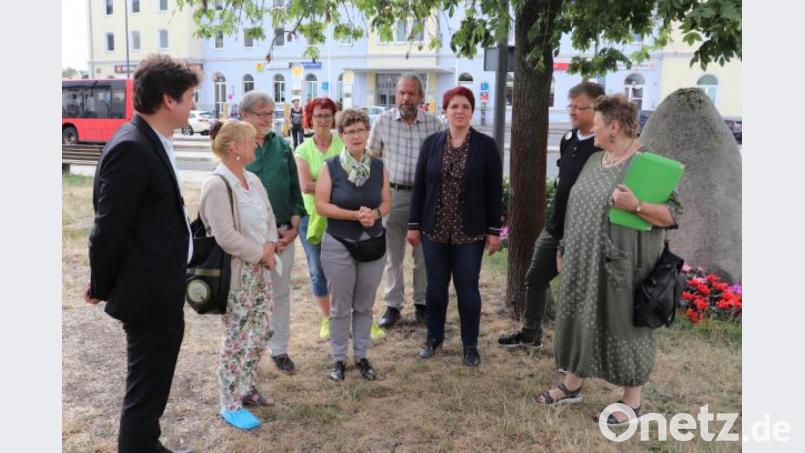 Großer Bahnhof für die Grünen: Sabine Weigand (Zweite von links), grüne Sprecherin für Denkmalschutz im Landtag, und Abgeordnete Anna Toman (Dritte von rechts) informieren sich über die Pläne zur Umgestaltung des Vorplatzes. T Bild: exb