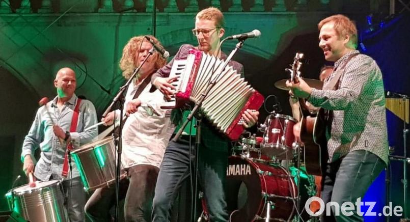 Michael Frank (rechts) an der Gitarre und Guido Reuter am Akkordeon: Es macht ihnen sichtlich Freude, "Cecilia" und andere Hits ala Simon &amp; Garfunkel zum Besten zu geben. Bild: Wilhelm Amann