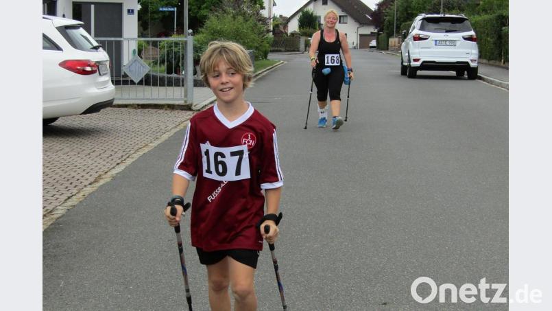 Fünf Sekunden vor seiner Mama Nadja überquert Felix Popp als jüngster Teilnehmer des Siedlerwalks die Ziellinie. Bild: sck