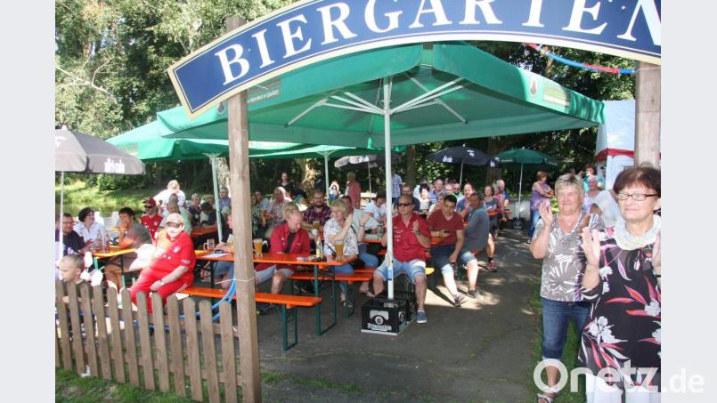 Das Sommerfest im Schloss-Biergarten ist ein Anlass, der zum Ausruhen einlädt, um gemütlich beieinander zu sitzen. Mit viel Beifall wurde der Auftritt von "Temptation" belohnt. Bild: wro