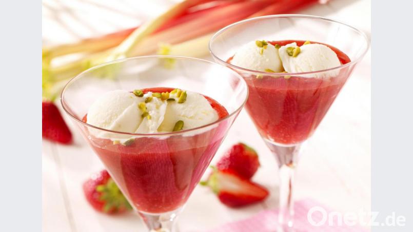 Der Frozen Joghurt mit Erdbeer-Rhabarber-Grütze ist nicht nur lecker, sondern auch die perfekte Abkühlung an heißen Sommertagen. Bild: exb
