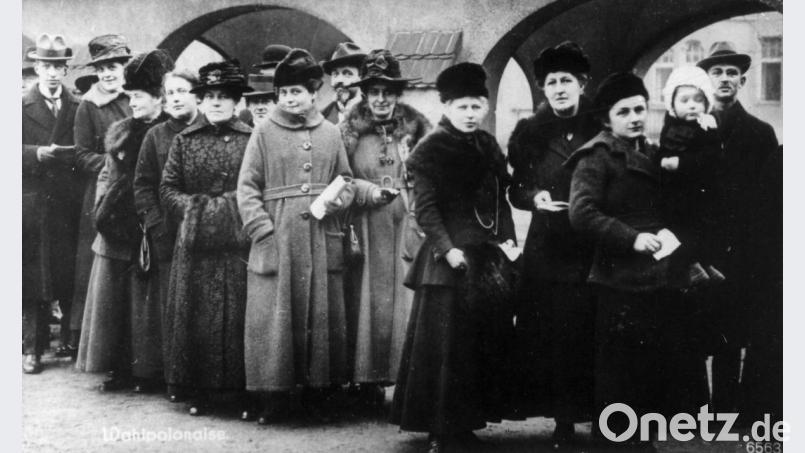 Frauen in Deutschland durften bei der Wahl zur deutschen Nationalversammlung am 19. Januar 1919 zum ersten Mal ihre Stimme abgeben. Diese Frauen stehen in der Schlange vor einem Wahllokal. Bild: AdsD/Friedrich-Ebert-Stiftung/dpa