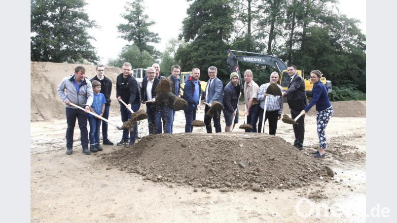 Symbolischer Spatenstich für den Neunburger Dirt-Bike-Park: Im Oktober soll das Trainingsgelände für Biker fertig sein. Bild: Hirsch