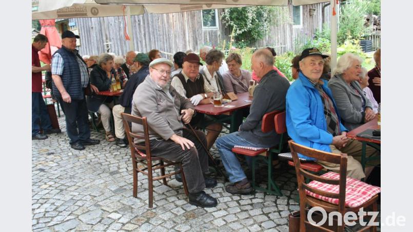 In bester Laune saßen die Senioren aus Friedenfels trotz tief hängender Wolken gesellig im Garten der Glasschleif zusammen. Bild: roh