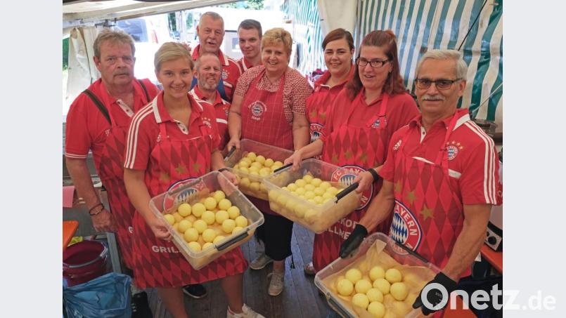 Stundenlang Knödel rollen, die Bayern-Fans kümmern sich am Kirwasonntag um den Mittagstisch. Nicht nur Knödel, auch Fleisch kam auf den Tisch. Bild: nm