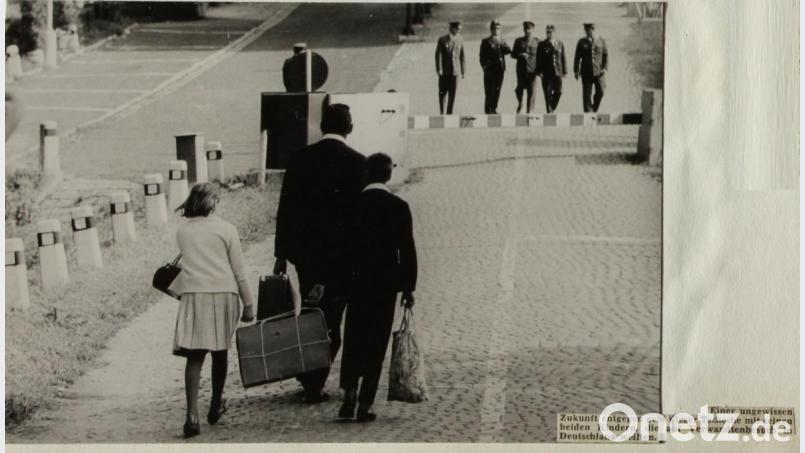 24. August 1968: Einer ungewissen Zukunft entgegen geht dieser Tscheche mit seinen Kindern, die auf Verwandtenbesuch in Deutschland weilten Bild: Bild: Hoffmannbeck/Album Welzel