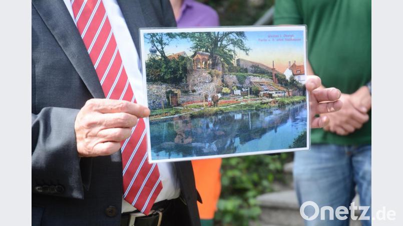 So idyllisch hat das Fleckchen an der Stadtmauer in den 30er Jahren ausgesehen, als die Naab noch vorbeifloss. Gärtnermeister Thomas Huber hatte zwei historische Bilder ausgegraben, um die Ansichten zu zeigen. Inzwischen ist an dieser Stelle wieder ein Naturidyll entstanden. Bild: Gabi Schönberger