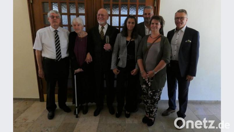 Im Kreise ihrer Verwandten und Freunde stießen Gudrun und Wolfgang Richter nach dem Gottesdienst in der Evangelischen Erlöserkirche auf ihren Ehrentag an, bevor sie sich mit ihrer Familie zum gemeinsamen Mittagessen aufmachten. Bild: fua