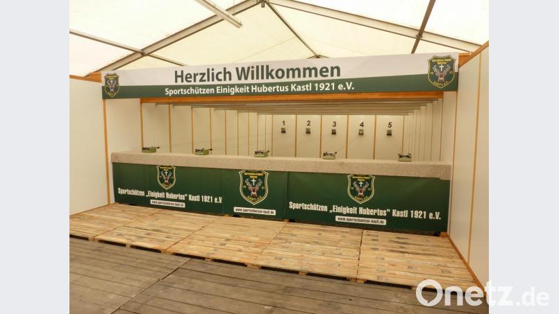 Der Schießstand der Kastler Schützen beim Kemnather Wiesenfest steht. Ab dem heutigen Mittwoch kann dort jeder Festbesucher sein Glück mit einem Schuss aufs Blattl versuchen. Bild: rwo
