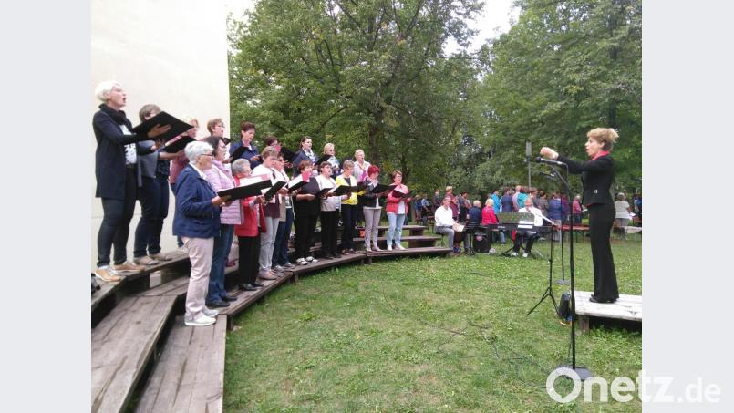 Die Singgemeinschaft St. Jakobus unter Jana Müller mit den Instrumentalisten Roman und Stefan. Bild: mma