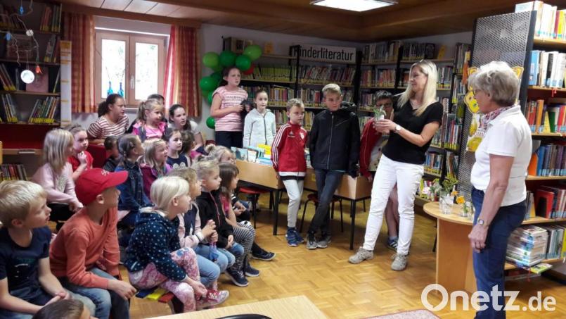 Roswitha Völkl (Zweite von rechts) stellte verschiedene Kräuter vor und erklärte Heilwirkung und Verwendung. Bild: fvo