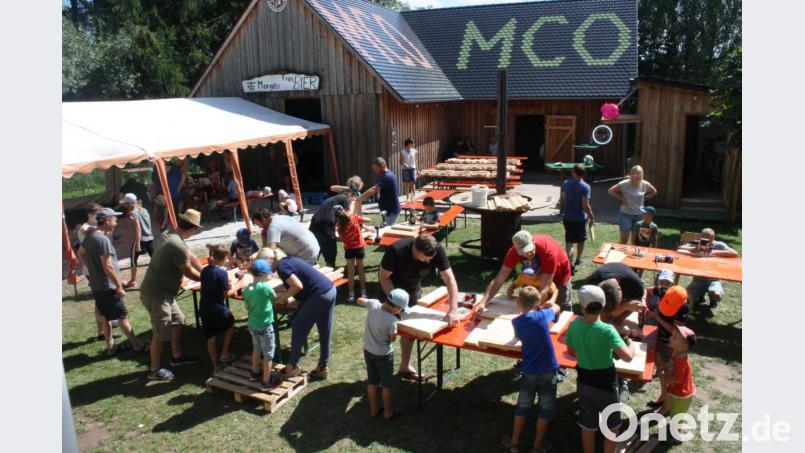 Überall wird fleißig gewerkelt: 32 Kinder bauen zusammen mit den MCO- Mitgliedern Behausungen für Fledermäuse. Am Ende kann jedes Mädchen und jeder Bub einen individuell gestalteten Fledermauskasten mit nach Hause nehmen. Bild: edo