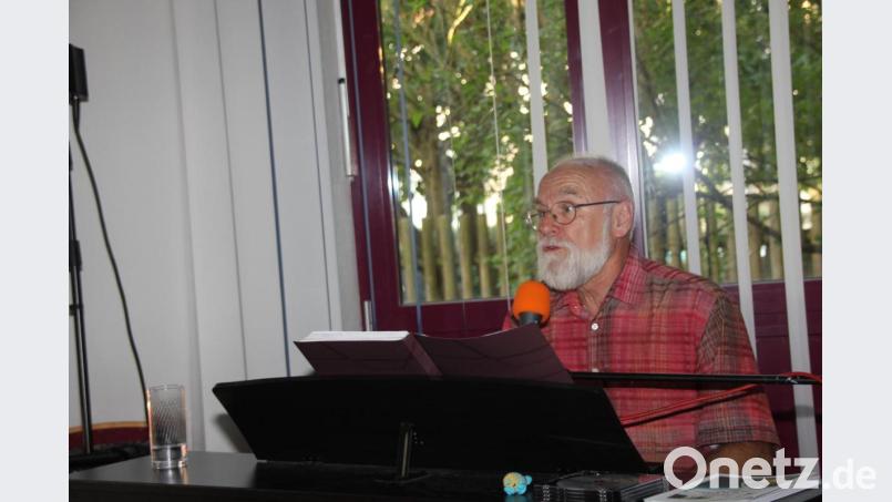 Liedermacher und Musiker Peter Seidl aus Amberg bereicherte den Mundartabend bei der KAB Dreifaltigkeit mit selbst geschriebenen Liedern in Oberpfälzer Mundart. Bild: ads