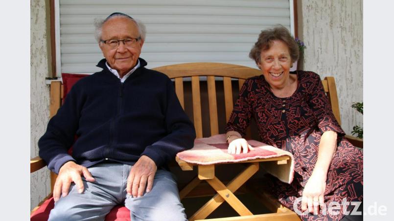 Alexander Fried und seine Frau Dorothea Woiczechowski-Fried vor ihrem Haus in Tirschenreuth. Bild: jrh