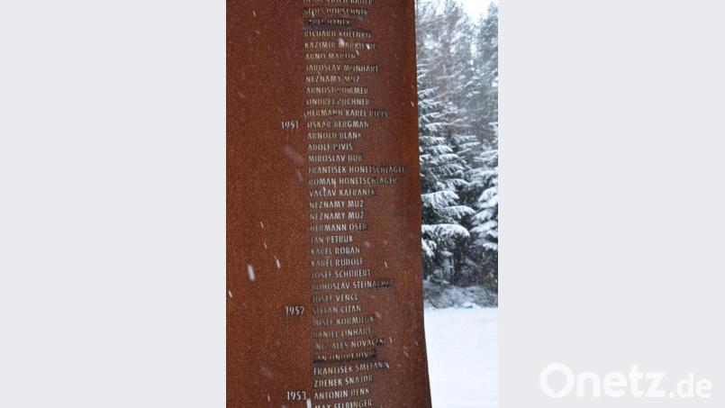 An der Straße nach Cheb erinnert ein Denkmal an die Toten am Eisernen Vorhang. In diesem Gebiet sind es außergewöhnlich viele. Es war bekannt, dass die Distanz zwischen Zaun und tatsächlicher Grenze nicht groß war - anders als in anderen Regionen, wo bis zu fünf Kilometer zwischen den Sperranlagen und dem rettenden Westen lagen. Bild: ca