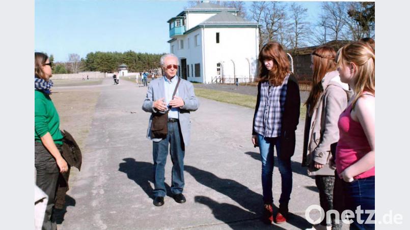Zeitzeuge Alexander Fried führt Jugendliche durch das KZ Sachsenhausen, in dem er selbst schreckliche Monate durchlitt. Bild: privat