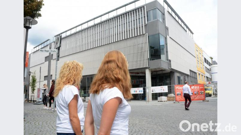 Petra aus Weiden und Michaela Völkl haben beide bei Hertie gelernt und sich pudelwohl gefühlt. Vor zehn Jahren trugen sie ihre Arbeitsstelle zu Grabe. Nun wollen sie nach vorne schauen. Heute arbeiten die beiden wenige Meter entfernt in der Max-Reger-Straße – dank ihrer Ex-Chefin bei Hertie. Bild: Gabi Schönberger