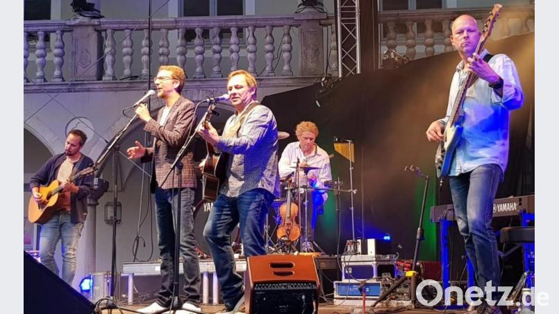 Die Simon &amp; Garfunkel Revival Band - hier in voller Besetzung - spielte nicht zum ersten Mal in Regensburg. Bild: Wilhelm Amann