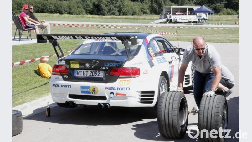 Die Straßenreifen müssen runter. Vorsitzender Christian Grassmann senior (rechts) zog auf seinen BMW die Rennreifen auf. Bild: Hirsch
