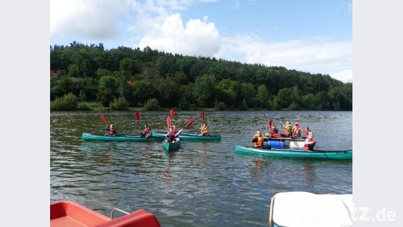 Während die Kanuten gegen "reißende Strömung" ankämpfen, lassen es die Mini-Seeräuber auf dem Floß gemächlicher angehen. Bild: rn
