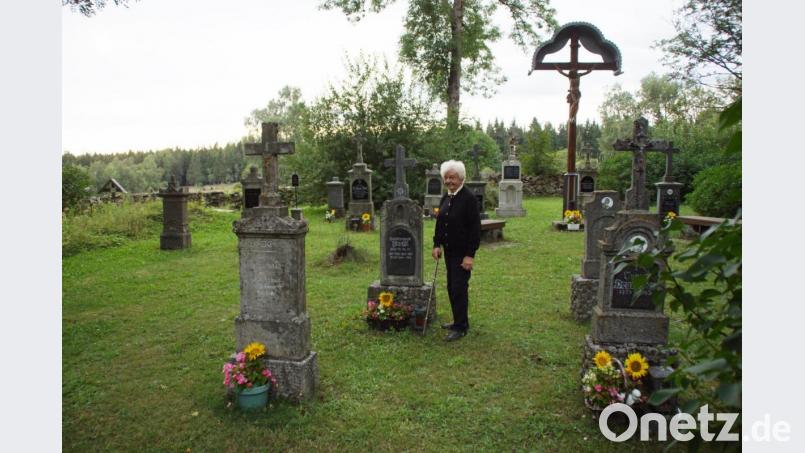 Anna Preßl auf dem Areal des Plößer Friedhofs. Mit jedem Aufenthalt in ihrem Geburtsort verbindet die 92-Jährige einen Besuch am Grab ihres Großvaters. Bild: mmj