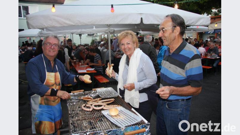 Am Bratwurststand, über dessen Erlös sich die Helfer vor Ort freuen durften, arbeitete Bürgermeister Toni Dutz (links) fleißig mit. Bild: wro