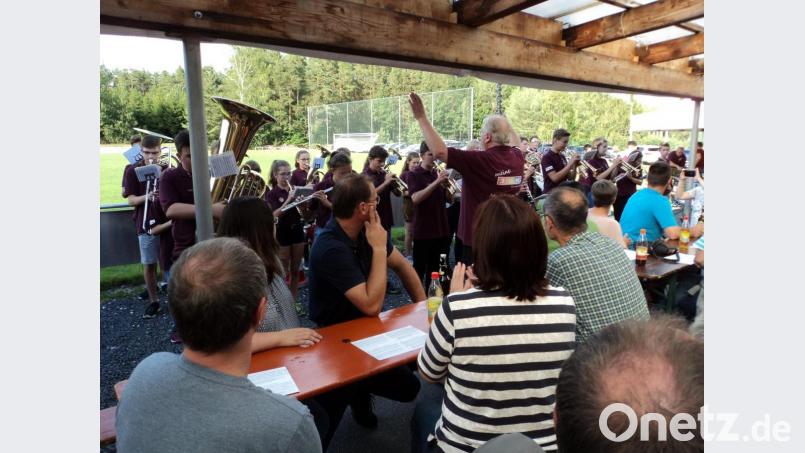 Ein Standkonzert vor dem Gottesdienst Bild: ksi