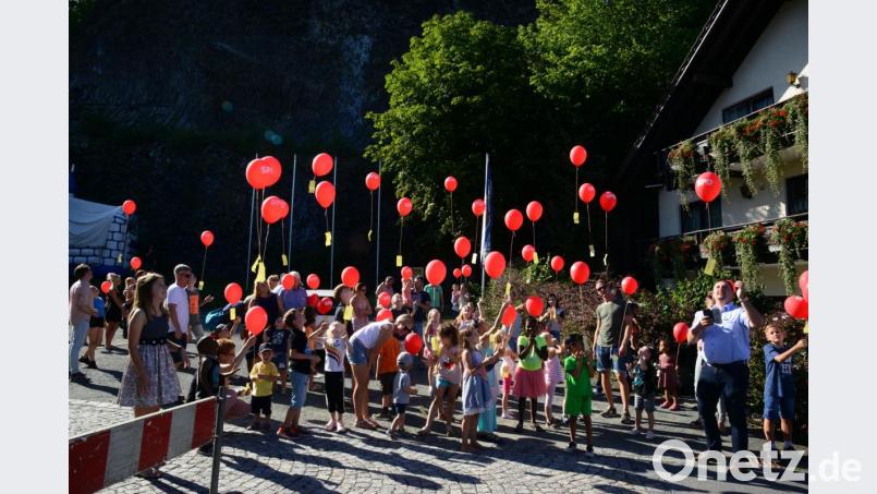 SPD-Kreisvorsitzender und Schirmherr des Kinderfestes, Bürgermeister Markus Ludwig, Störnstein (rechts), hat vor wenigen Sekunden den Start für die Luftballons freigegeben. Bild: bey