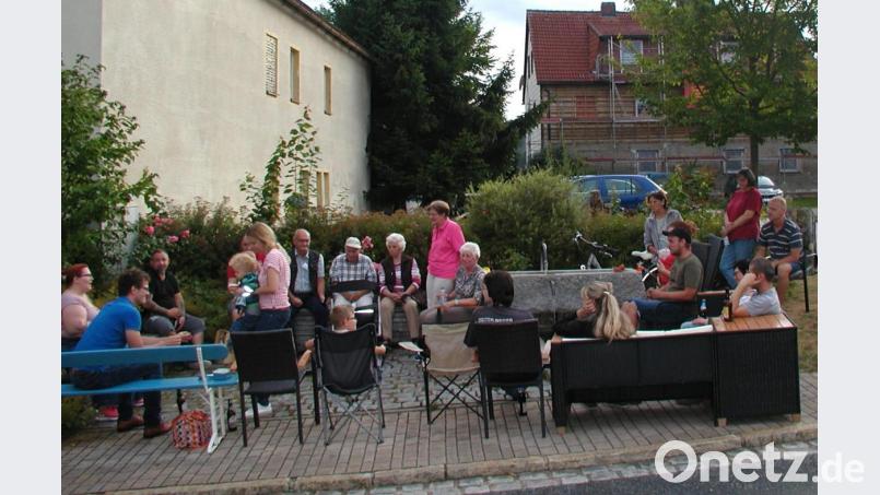 Jung und Alt hatte sich zu einem lockeren Treffen am Dorfbrunnen versammelt. Weitere Treffen sollen folgen. Bild: ld