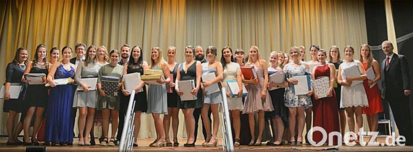 Die Absolventen des 2. Studienjahres der Caritas-Fachakademie für Sozialpädagogik mit Schulleiter Karlheinz Binner (rechts). Bild: exb/Burcom/Breme