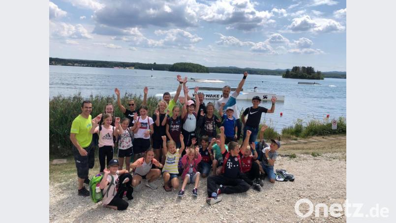Jugendbeauftragter Gerd Schönfelder (hinten rechts) begleitete die Kinder und Jugendlichen zum Wakeboarden und Wasserskifahren auf dem Steinberger See. Bild: ak