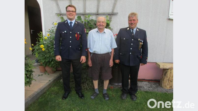 Vertreter der Feuerwehr Schwarzenbach gratulierten Ernst Harnisch zum 95.Geburtstag (von links): Vorsitzender Stefan Schmidkonz, Jubilar Ernst Harnisch und Kommandant Thomas Schüssler. Bild: Matthias Wild/exb