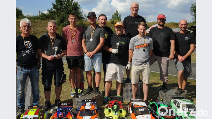Die Klassensieger sowie die gut platzierten Fahrer des MRSC Amberg: (von links) Harald Gebhardt, Thomas Kleiner, Sebastian Kulzer, Thorsten Hausler, Robert Galios, Markus Wittmann, Mirko Engert, Rennleiter Markus Groß und MRSC-Vorsitzender Bernhard Hummel. Bild: gf
