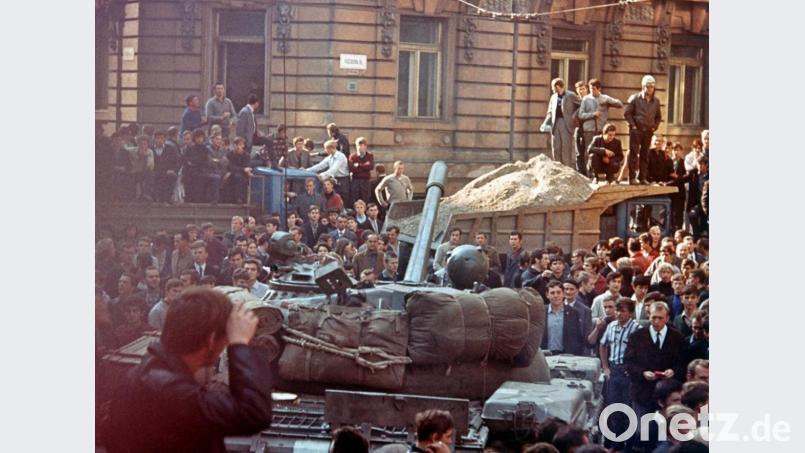 21. August 1968. Russische Panzer rollen in Prag ein. Für Millionen Tschechen ist der Traum von einer demokratischen Zukunft ausgeträumt. Staatssekretär Dubcek hatte einen „Sozialismus mit menschlichem Antlitz“ verwirklichen wollen und zahlreiche Reformen eingeleitet. Doch die Sowjetunion befürchtete den Ausbruch der Tschechoslowakei aus dem sozialistischen Bündnis. Bild: dpa