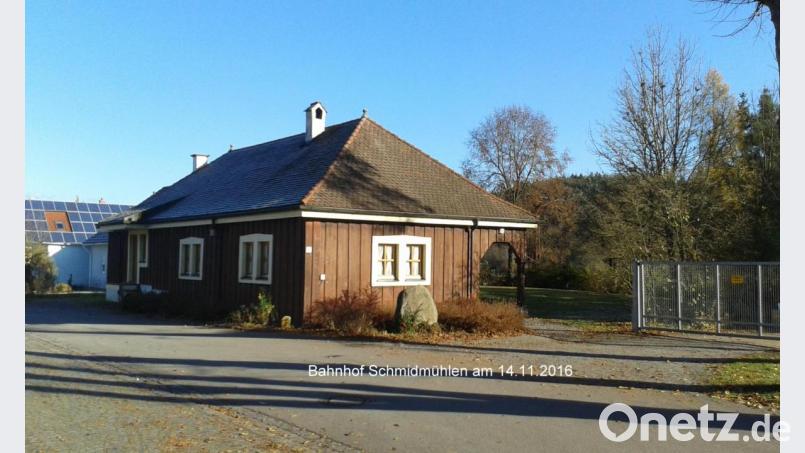 Heute ist das Bahnhofsgebäude Schmidmühlen renoviert. Der Schützenverein nutzt die Räume inzwischen als Vereinsheim. Bild: exb/Klaus Tschierschke