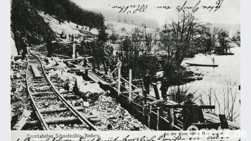 Der Eisenbahnbau bei Harschhof mit dem Feldbahngleis (links), der Bahntrasse (Mitte) und der Vils (rechts). Bild: exb/Archiv MEC