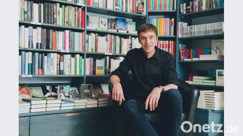 Zwischen seinen Büchern fühlt sich Ralf Volkert am wohlsten. Für sein Engagement wurde er jetzt für den deutschen Buchhandlungspreis nominiert – als einzige Buchhandlung in der Oberpfalz. Bild: Michelle Olaya