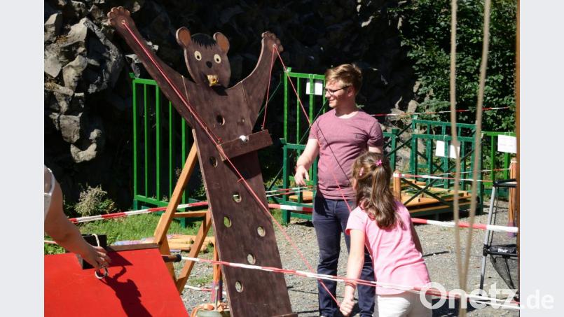 Der große Bär will mit weißen Bällen gefüttert werden, die mit Geschick und viel Gefühl per Seil und Brett an die Öffnungen herangeführt werden müssen. Bild: bey