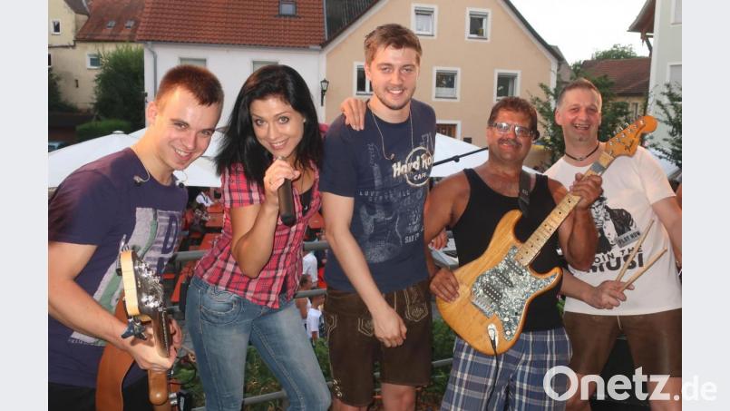 Musik aus verschiedensten Stilen trägt seit Jahren mit zum Gelingen des Neunburger Altstadtfestes bei. Ein Wiederhören gibt es am Sonntag ab 19 Uhr mit der Band &quot;Popsixxx&quot;. Ebenso wie im Vorjahr sorgen sie für den musikalischen Ausklang in der Buchbindergasse. Bild: Hirsch