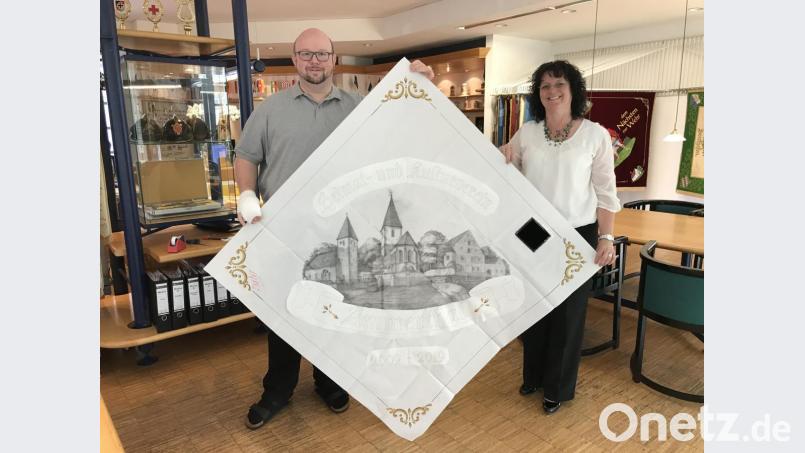 Kleiner Vorgeschmack auf die neue Fahne - links Jörg Fehlner, rechts Doris Weiß Bild: jof
