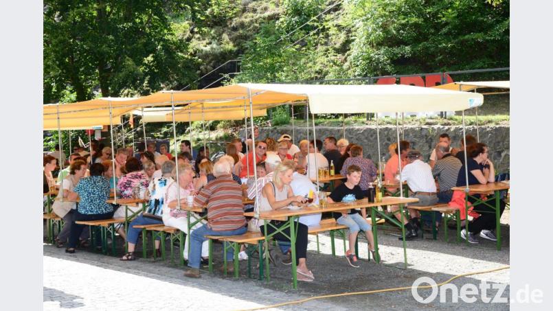 Unter den schattenspendenden Überdachungen lässt es sich gut aushalten. Bild: bey