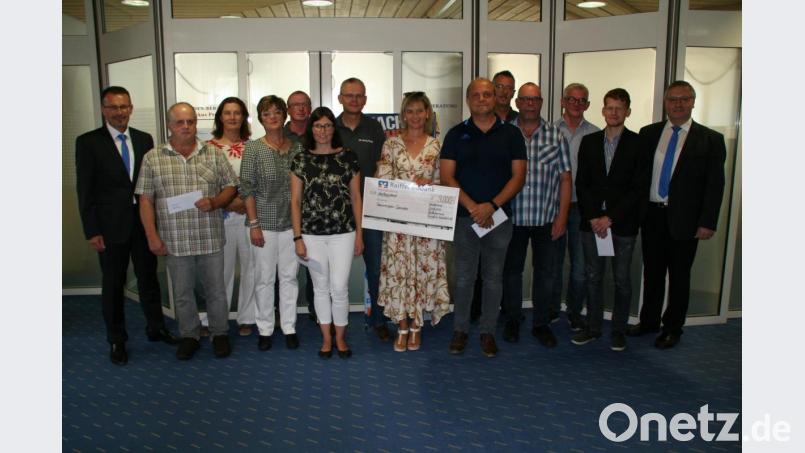 Im Bild von links Bankvorstand Joachim Geyer, Konrad Zier, Ursula Schimmel, Christine Weidmann, Alexander Hecht, Tatjana Root, Markus Kuchenreuther, Silke Weinhold, Stefan Schindler, Hubert Ernstberger, Stephan Schremmer, Ludwig Heining, Maximilian Kastner und Raiffeisenbank-Geschäftsstellenleiter Werner Spörer. Bild: fpoz