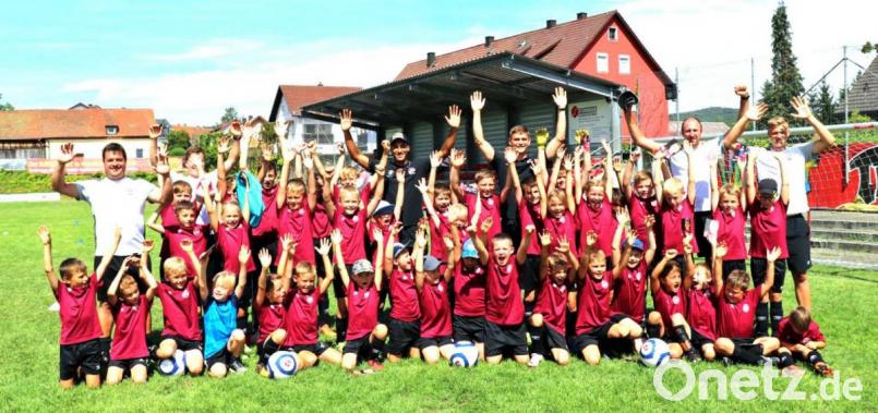 Ein besonderer Höhepunkt stellte für die Nachwuchskicker das Fußballcamp des 1. FC Nürnberg dar. Dafür waren auch die beiden Club-Profis Jonas Wendlinger (schwarzes T-Shirt, rechts) und Kevin Goden (links) nach Neunburg gekommen. Bild: agr