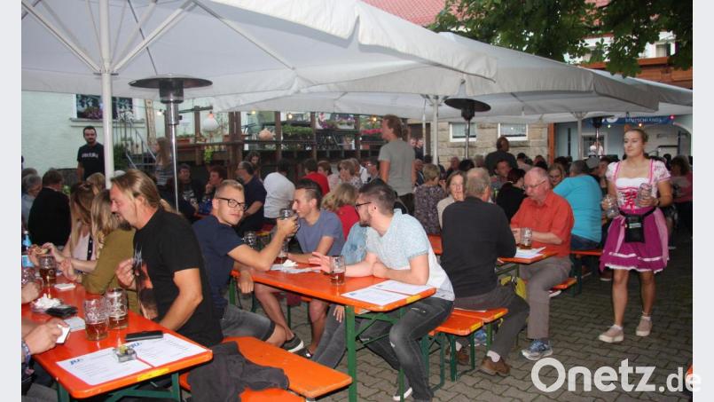 Bereits in den frühen Samstagabendstunden füllte sich der Biergarten, der einmal im Jahr für die JU bzw. deren Gäste geöffnet wird. Bild: wro